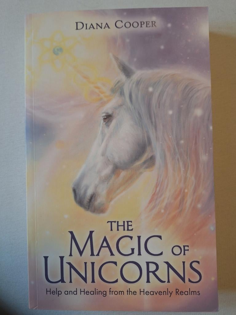 The Magic of Unicorns - Diana Cooper, Boeken, Achtergrond en Informatie, Spiritualiteit algemeen, Ophalen of Verzenden, Zo goed als nieuw