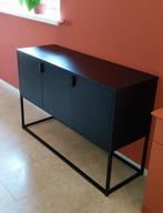 Jysk VIRUM dressoir zwart metaal, Ophalen, Met deur(en), 100 tot 150 cm, Zo goed als nieuw