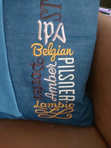 Exclusief kussenovertrek met biersoorten erop geborduurd beschikbaar voor biedingen