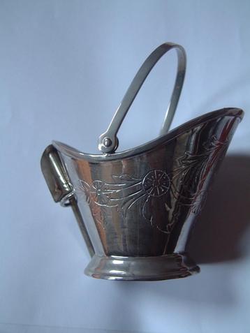 Vintage gegraveerde helmkit kolenkit suikerpot met schepje beschikbaar voor biedingen