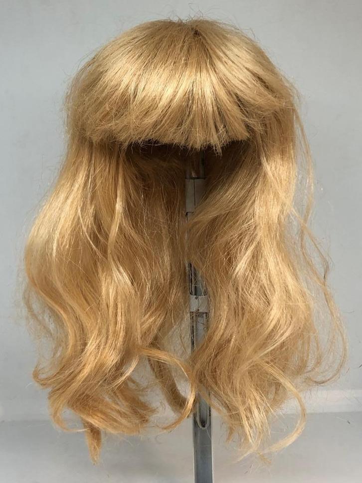 Pruik voor een pop, poppenpruik omtrek 23 cm., Verzamelen, Poppen, Gebruikt, Accessoires, Verzenden