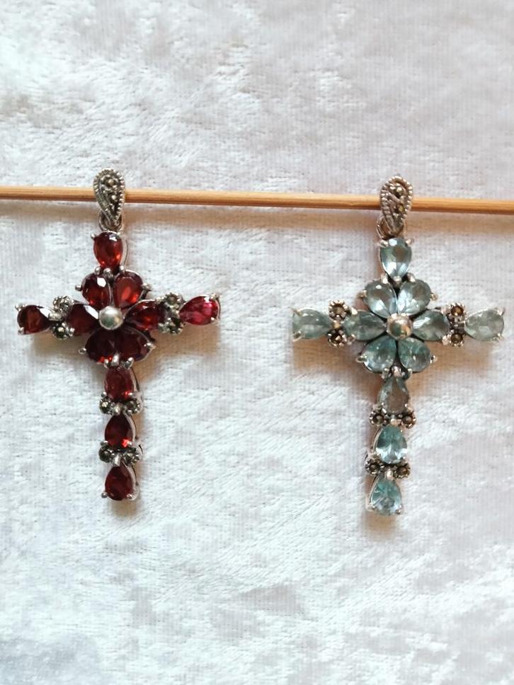2 Mooie Zilveren Kruisjes met Aquamarijn en Granaten, Sieraden, Tassen en Uiterlijk, Antieke sieraden, Hanger, Zilver, Met edelsteen
