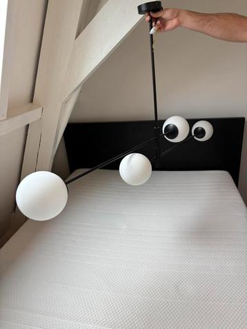 Hanglamp met witte bollen beschikbaar voor biedingen