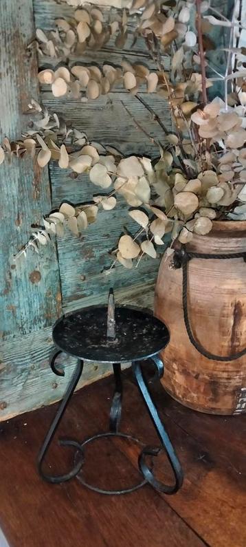 Grote brocante gietijzeren kandelaar beschikbaar voor biedingen