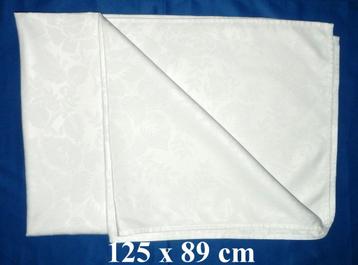 Al1634 wit tafelkleed met bloemmotief  beschikbaar voor biedingen