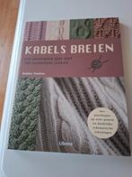 Kabels breien-  Debbie Tomkies, Ophalen of Verzenden, Zo goed als nieuw, Breien, Patroon of Boek
