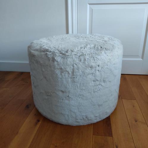Faux fur pouf XL - Duran Interiors, Huis en Inrichting, Banken | Voetenbanken en Poefen, Zo goed als nieuw, 50 tot 75 cm, 50 tot 75 cm