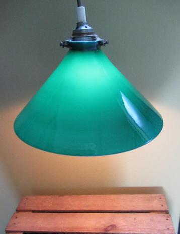Mooie groene opaline hanglamp beschikbaar voor biedingen