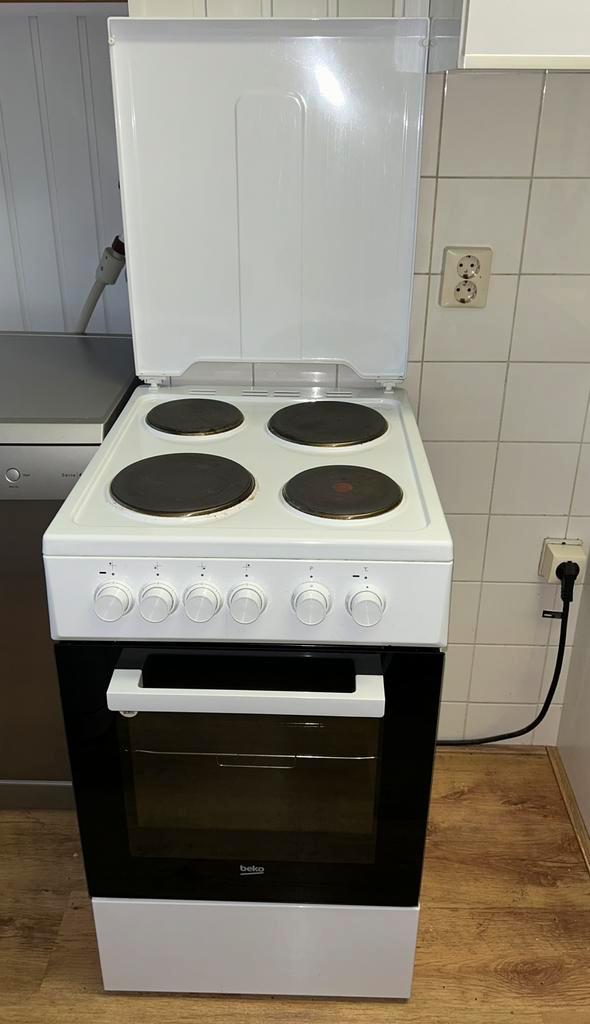 BEKO elektrisch fornuis + oven, Witgoed en Apparatuur, Fornuizen, Gebruikt, Vrijstaand, Elektrisch, 4 kookzones, 85 tot 90 cm
