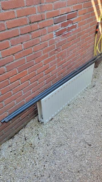 Oud ijzer: oude verwarming en 2 stangen beschikbaar voor biedingen