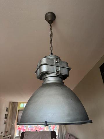 Industriele lamp beschikbaar voor biedingen