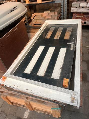 Houten Buitendeur met Kozijn beschikbaar voor biedingen