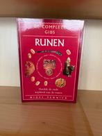 De Complete Gids Runen - Nigel Pennick, Boeken, Ophalen of Verzenden, Zo goed als nieuw, Overige onderwerpen, Achtergrond en Informatie