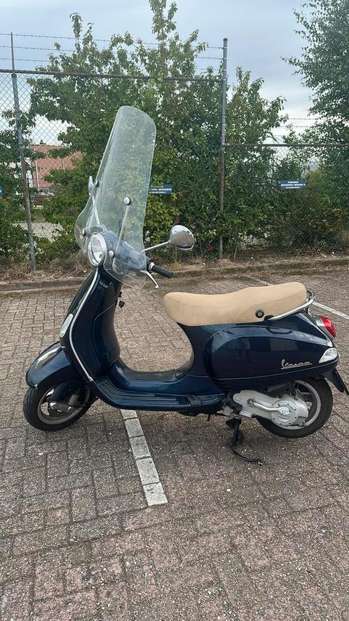1ste eigenaar: blauwe Vespa LX50 4takt + slot en helm, Fietsen en Brommers, Scooters | Vespa, Zo goed als nieuw, Vespa LX, Maximaal 25 km/u