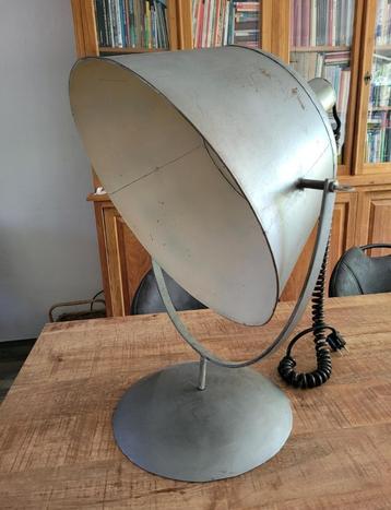 Industriële tafel lamp beschikbaar voor biedingen