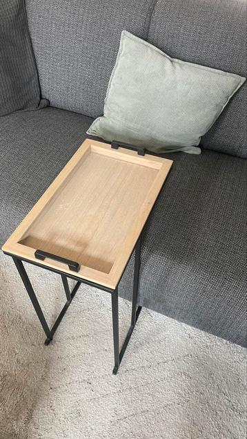 Tafeltje met afneembaar dienblad, handig voor bij de bank beschikbaar voor biedingen