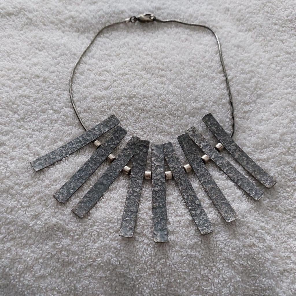 Ketting met verschillende staafjes., Sieraden, Tassen en Uiterlijk, Kettingen, Verzenden, Zo goed als nieuw, Grijs, Overige materialen