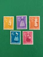 Nederlandse klederdracht postzegels - set van 5, Ophalen of Verzenden, Na 1940