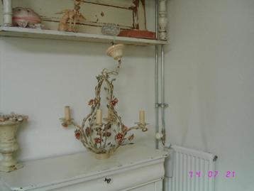Frans Brocante Lamp met Roosjes. beschikbaar voor biedingen