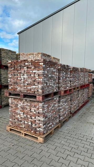 Antieke oude metselstenen rood/bruin beschikbaar voor biedingen