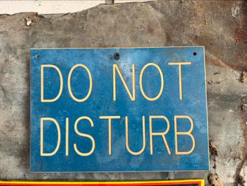 Kunststoffen bord Do not disturb beschikbaar voor biedingen