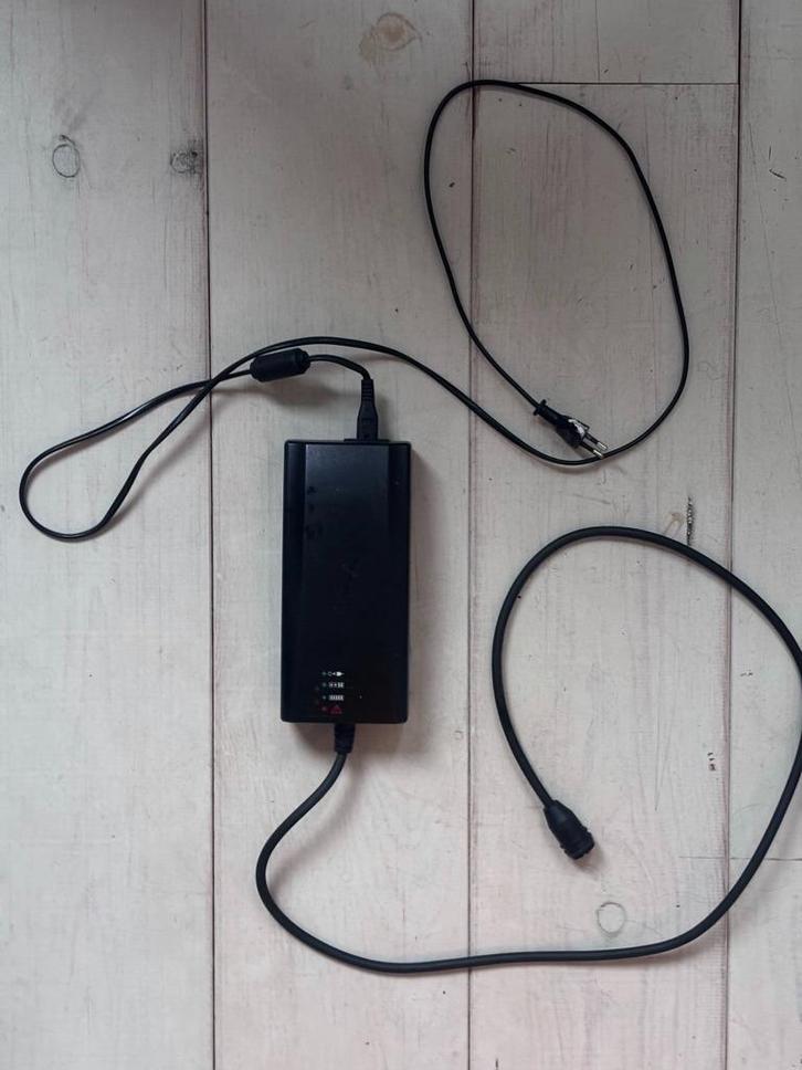 accu oplader, Fietsen en Brommers, Fietsaccessoires | Fietsaccu's, Zo goed als nieuw, Ophalen