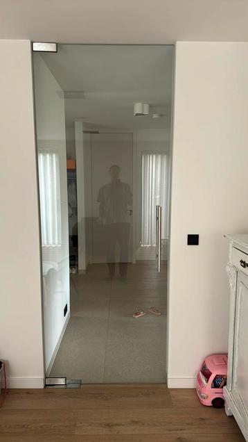 Glazen deur met toebehoren beschikbaar voor biedingen