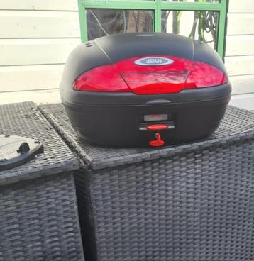 Ruime en stijlvolle GIVI E450 topkoffer beschikbaar voor biedingen