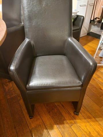  6 Bruin leren stoelen met wieltjes  beschikbaar voor biedingen