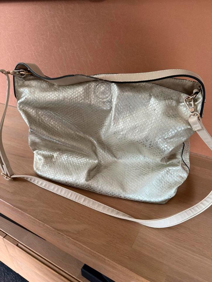 Goudkleurige slangenleer motief damestas., Sieraden, Tassen en Uiterlijk, Tassen | Damestassen, Zo goed als nieuw, Handtas, Overige kleuren
