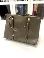 Guess tas groen met studs en schouderband, meerdere vakjes, Sieraden, Tassen en Uiterlijk, Tassen | Damestassen, Ophalen of Verzenden