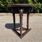 Houten Side Table Half Rond met Olifanten Houtsnijwerk, Huis en Inrichting, Tafels | Sidetables, Ophalen, Gebruikt, 25 tot 50 cm