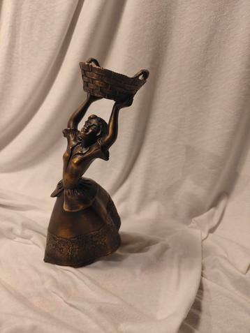 Antieke Bronzen Vrouw Kaarshouder beschikbaar voor biedingen