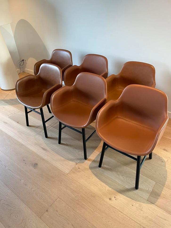 Normann Copenhagen Form armstoel volledig leder, eiken frame, Huis en Inrichting, Stoelen, Zo goed als nieuw, Kunststof, Zwart