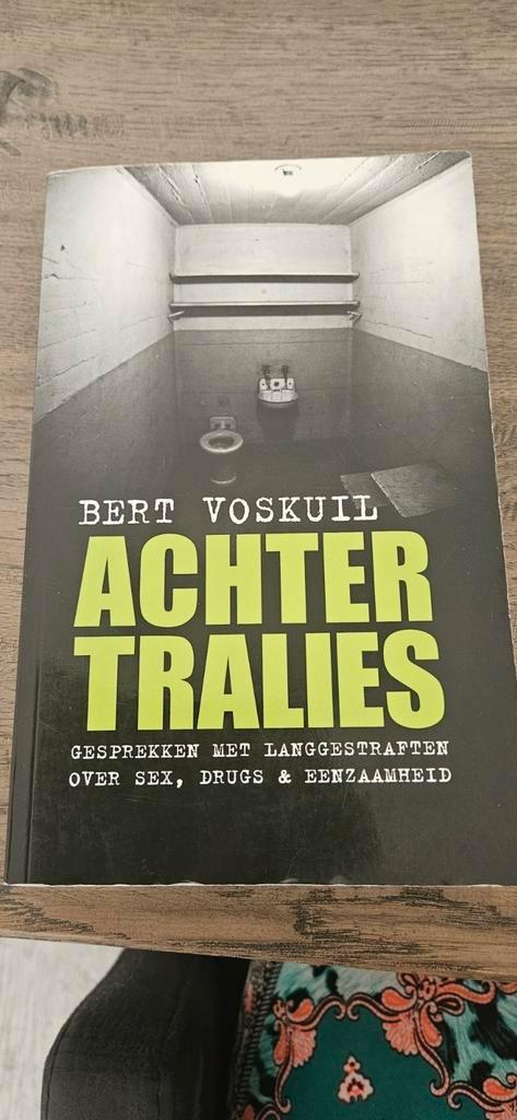 Bert Voskuil - Achter tralies, Boeken, Thrillers, Zo goed als nieuw, Nederland, Ophalen of Verzenden