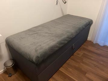 Boxspring Nieuwstaat Bed met Bergruimte beschikbaar voor biedingen