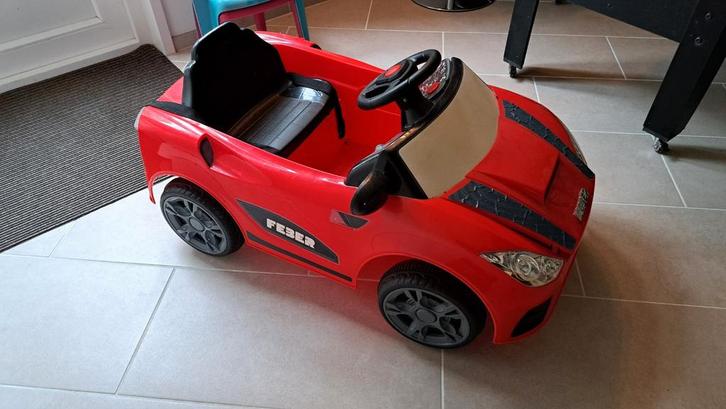 Rode kinderauto met accu en met oplader, Kinderen en Baby's, Speelgoed | Buiten | Accuvoertuigen, Gebruikt, Ophalen of Verzenden