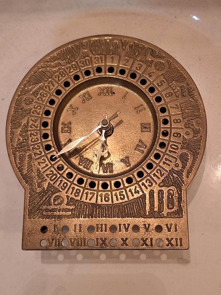 Messing Zonnewijzer Kalender Klok, Antiek en Kunst, Antiek | Klokken, Ophalen of Verzenden