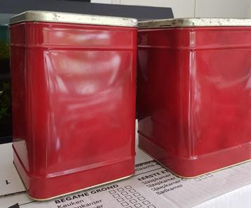2 oude rode blikken. Gemelleerd. H 22 cm. 14,5 - 14,5 cm beschikbaar voor biedingen