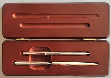 Sterling zilveren balpen en een zilveren briefopener beschikbaar voor biedingen