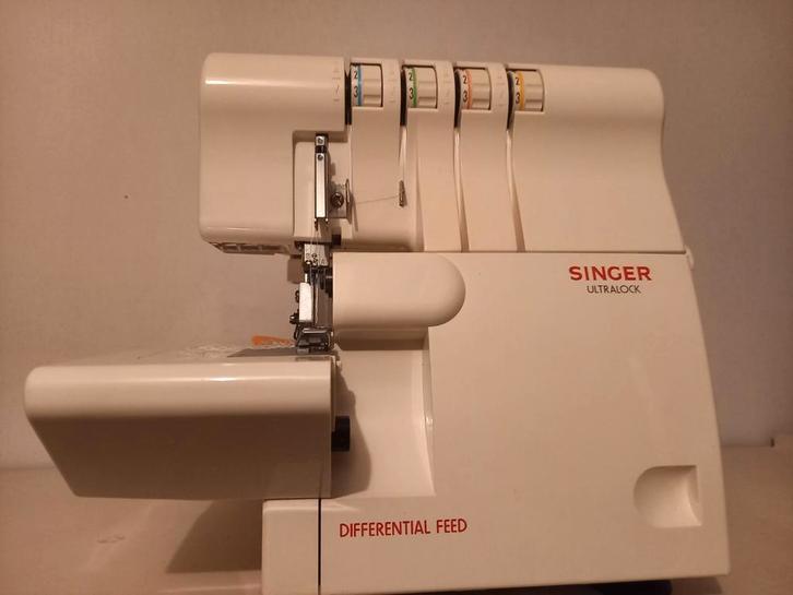 Singer Ultralock Lockmachine, Hobby en Vrije tijd, Naaimachines en Toebehoren, Zo goed als nieuw, Lockmachine, Singer, Ophalen