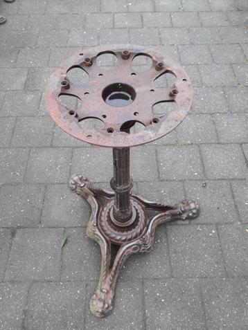 Gietijzeren tafelpoot beschikbaar voor biedingen