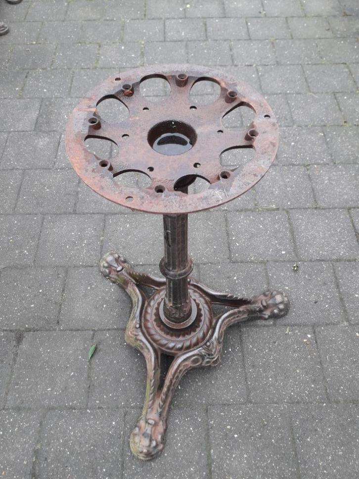 Gietijzeren tafelpoot, Huis en Inrichting, Tafelonderdelen, Gebruikt, Tafelpoot, Overige vormen, Metaal, Ophalen