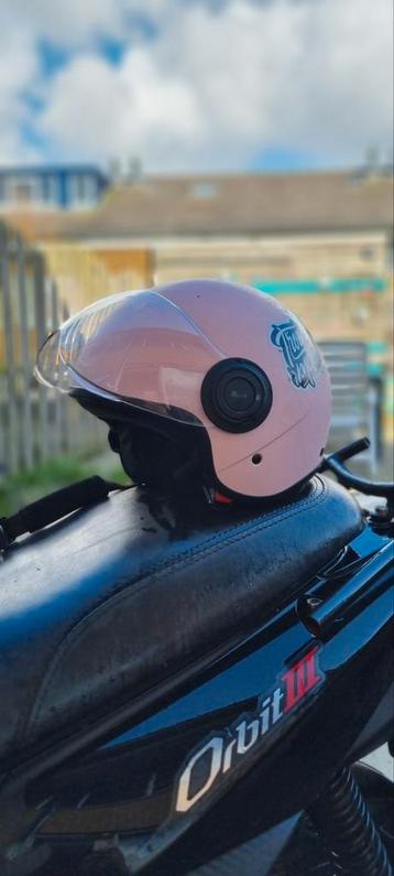 Roze helm, amper gebruikt