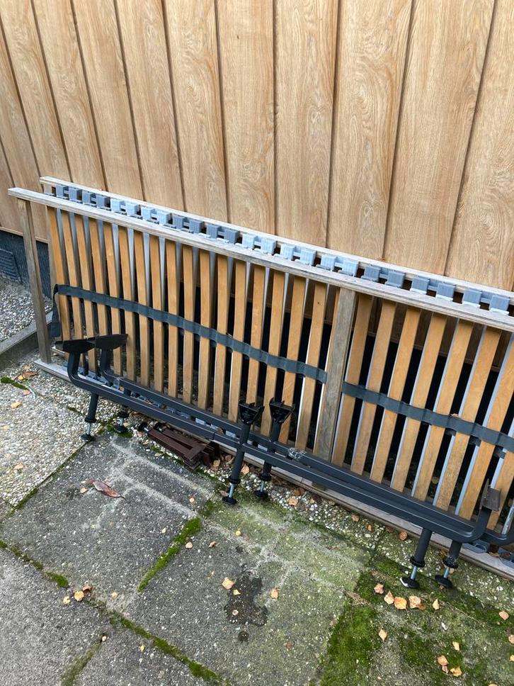 2x Lattenbodem 70cm met stalen steunen, Huis en Inrichting, Slaapkamer | Matrassen en Bedbodems, Gebruikt, Bedbodem, 70 cm of minder