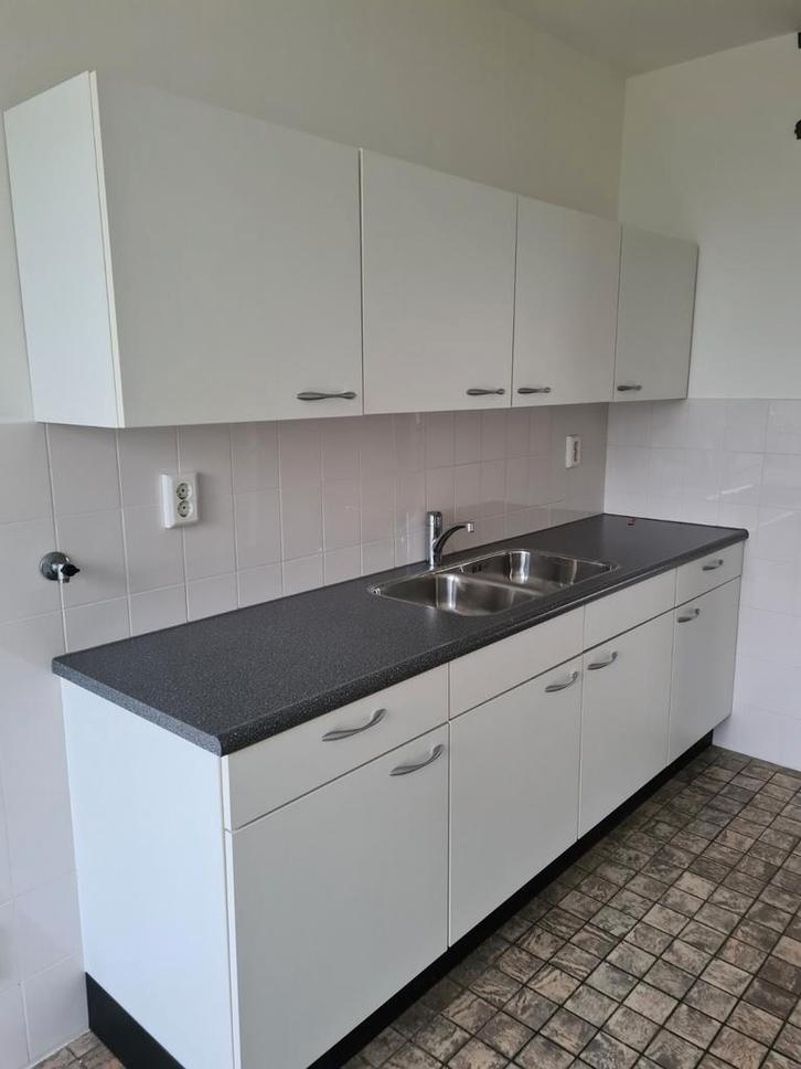 Witte Keukenblok met Donker Keukenblad merk bribus, Huis en Inrichting, Keuken | Complete keukens, Gebruikt, Enkelwandige keuken