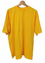 Partij gele t-shirt met korte mouw.