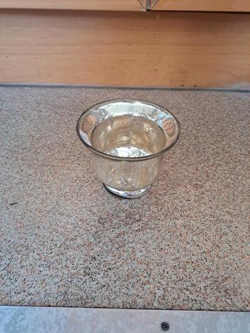 Glazen schaal beschikbaar voor biedingen