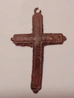 1,5 eeuw oud metalen heiligen kruisje  met oog., Ophalen of Verzenden