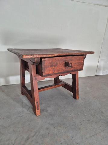 Antieke rustieke spaanse tafel wabi sabi stijl beschikbaar voor biedingen